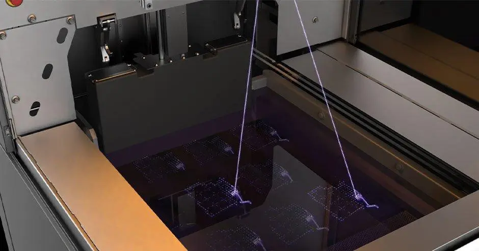 Interior da impressora 3D SLA 750 a realizar digitalização a laser